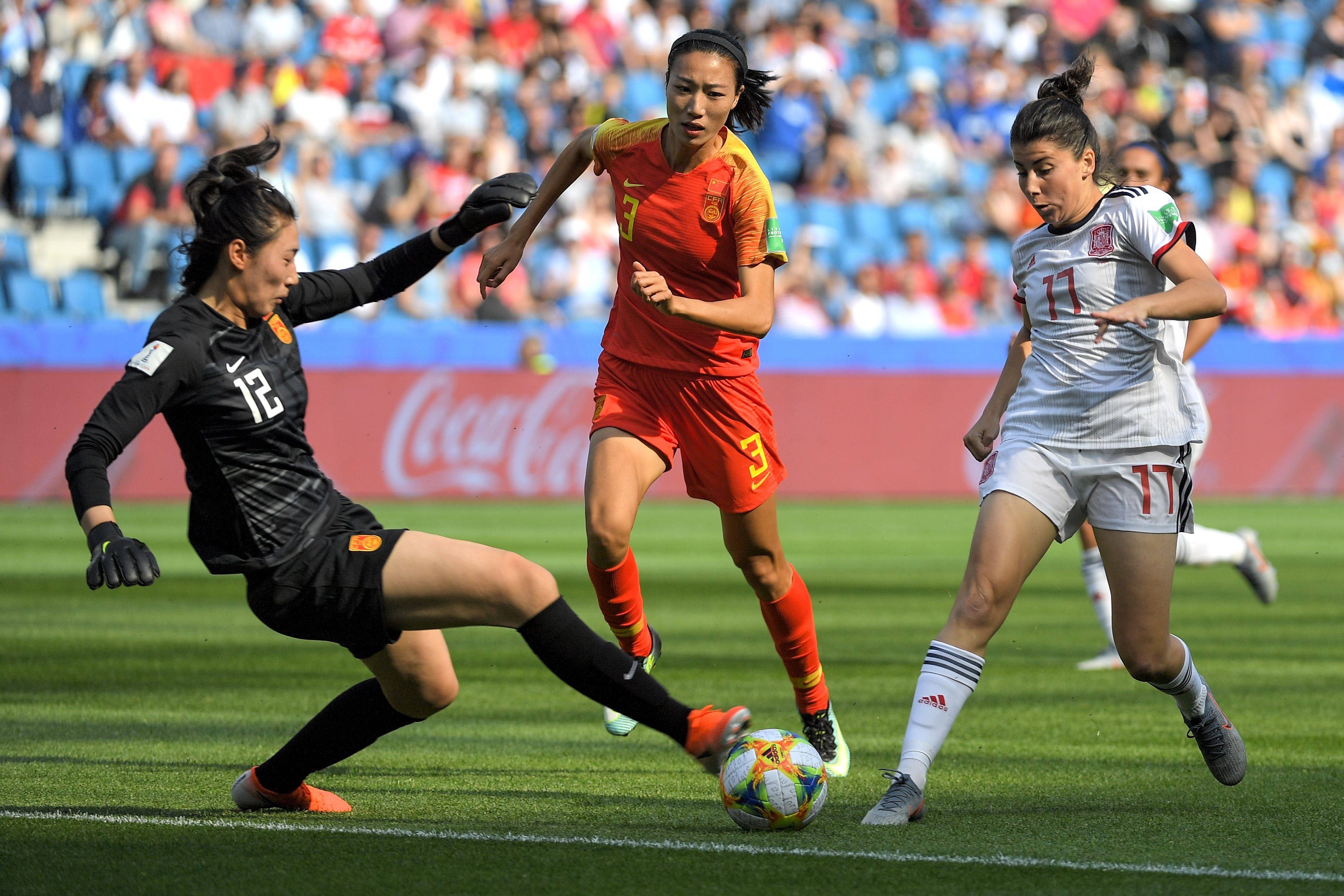 女子足球比赛中，中国队踢出精彩的比赛