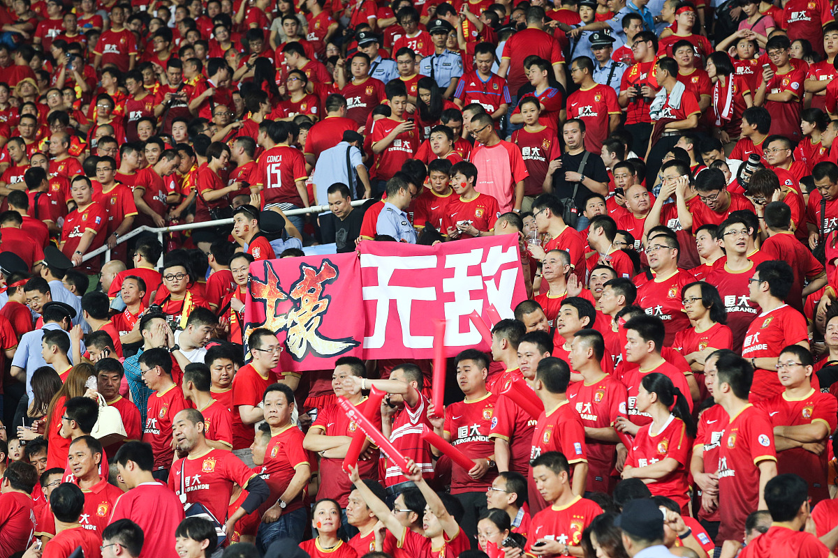 球队在比赛中奋勇争先，比分激烈反复变化