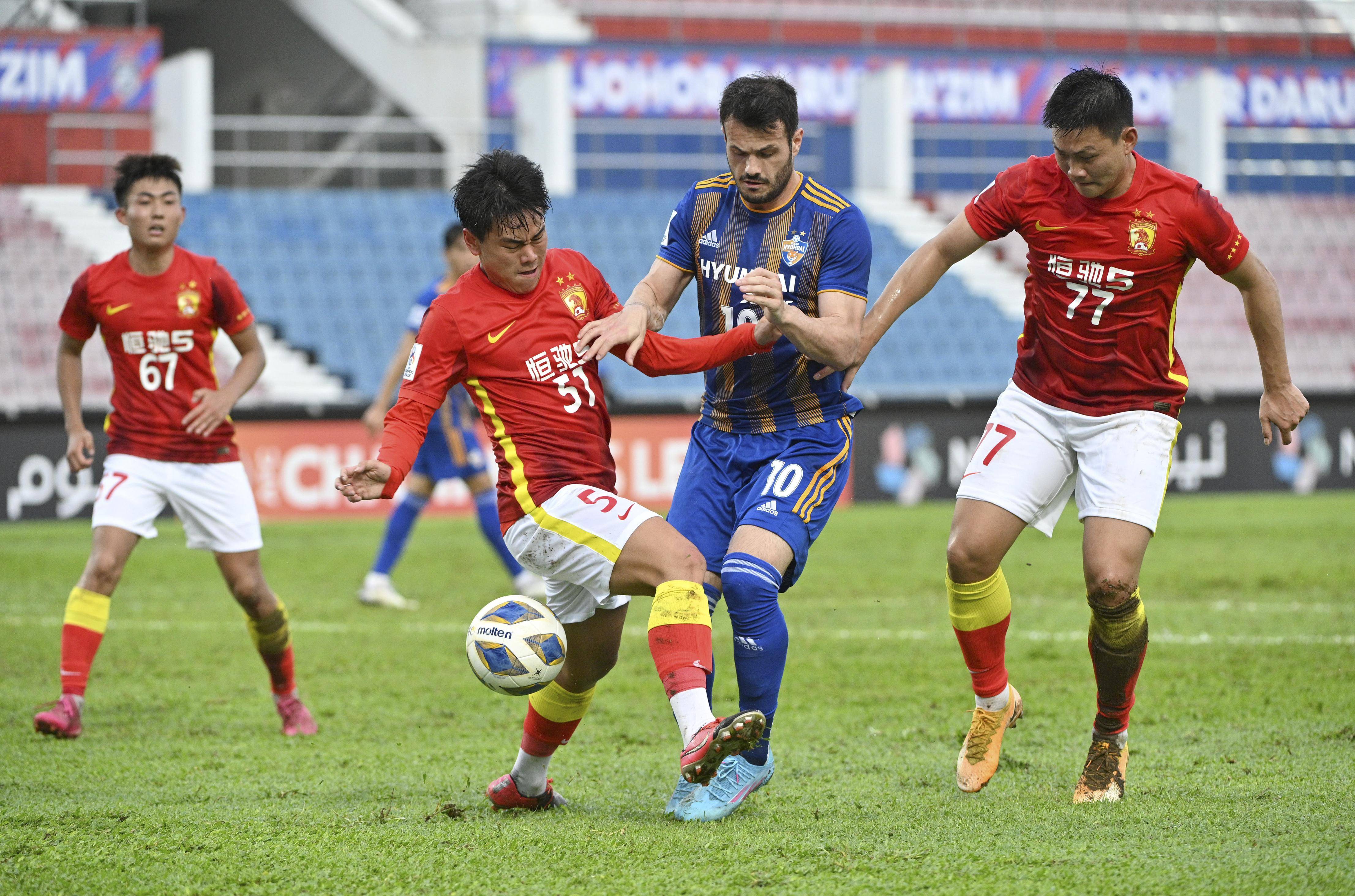 横滨水手主场告负,球员表现出色 横滨水手主场告负,球员表现出色