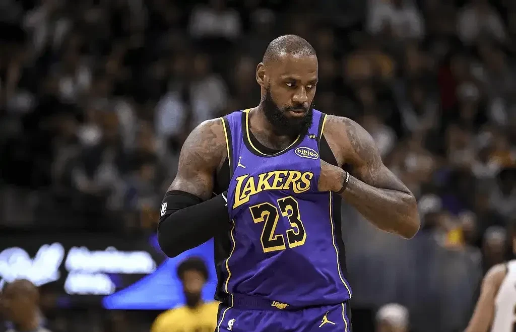 人全明星团队一笔巨款签下詹姆斯 人全明星团队一笔巨款签下詹姆斯