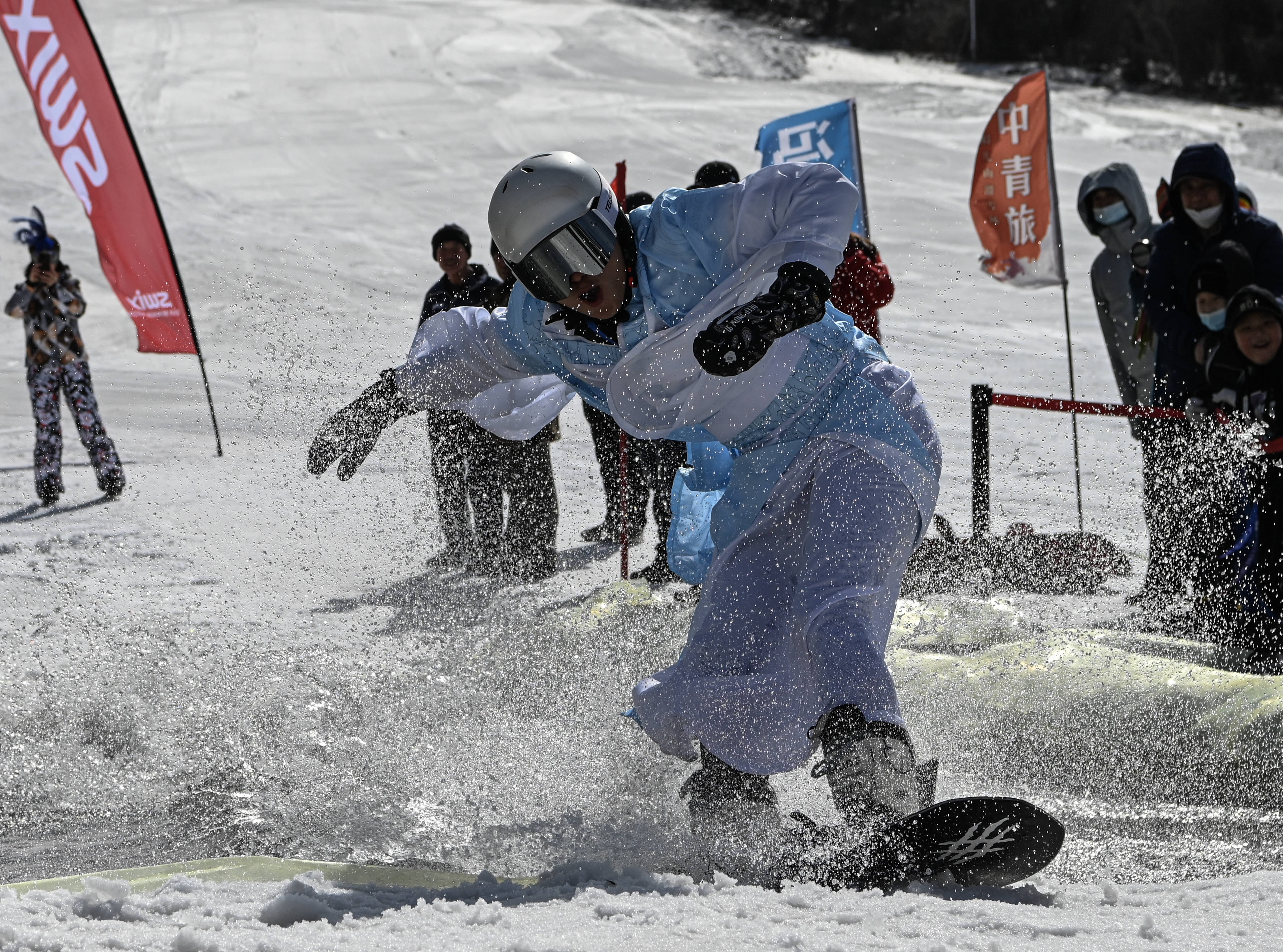 法国高山滑雪代表队水中舞者，技艺淋漓尽致展现风采
