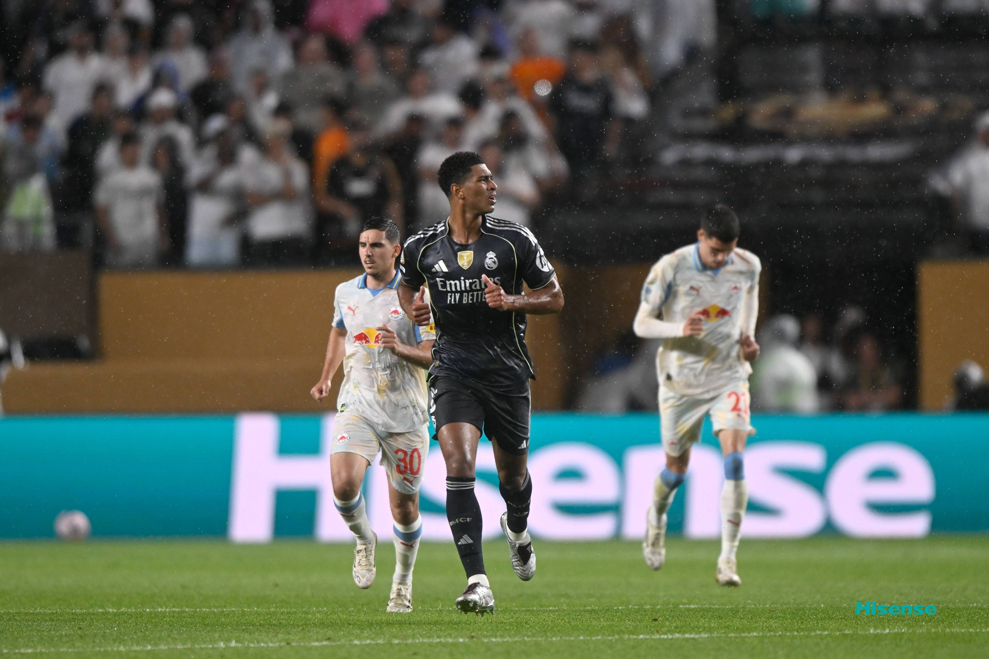 皇家马德里球迷支持球队跻身联赛前列 皇家马德里球迷支持球队跻身联赛前列