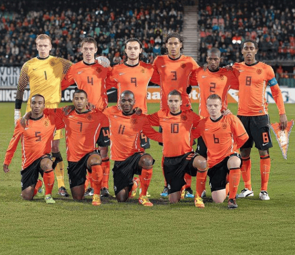 笛蓬宋赫比列奇克奥斯伯格首开纪录，丹麦2-1胜芬兰晋级欧预赛的简单介绍