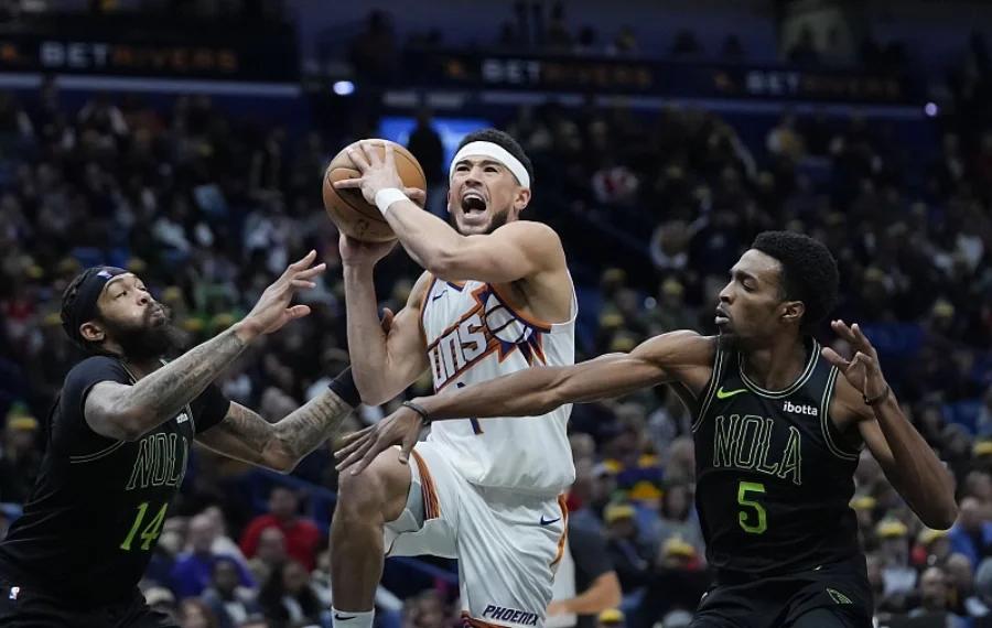 太阳队球员布克在比赛中打出全面表现