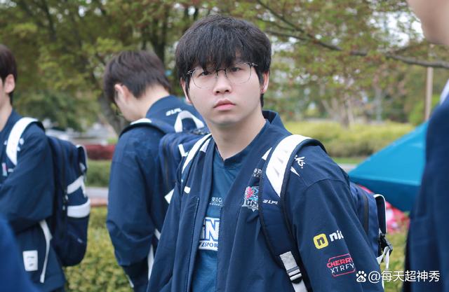 EG横扫HLE,Scout拿下关键大龙焦点之战成都决赛之夜,锁定晋级资格 EG横扫HLE,Scout拿下关键大龙焦点之战成都决赛之夜,锁定晋级资格