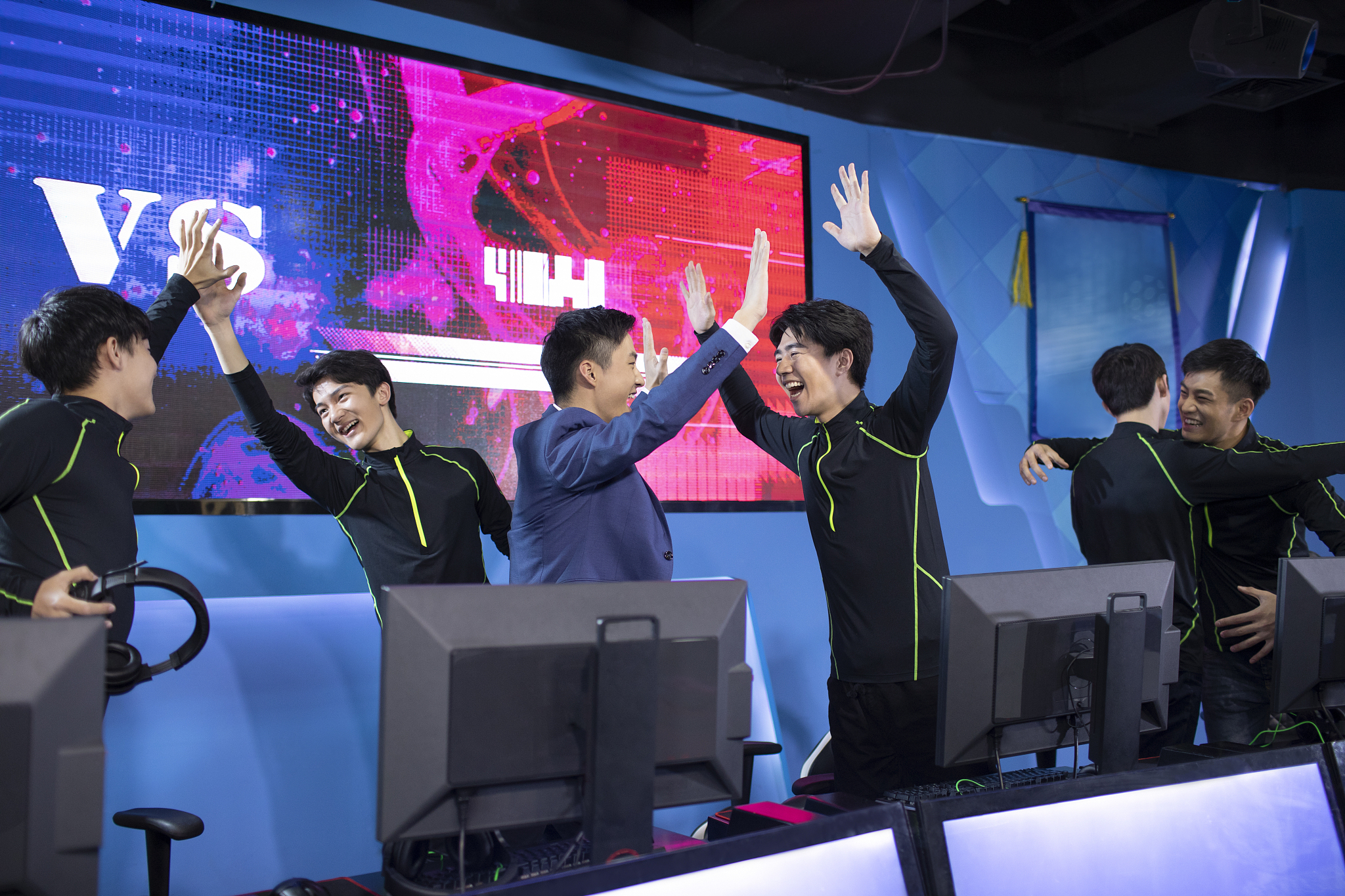 开云体育APP下载-包含BLG绝杀CLG，Ming线上压制力十足顶尖较量全球总决赛，成为赛场最大亮点的词条