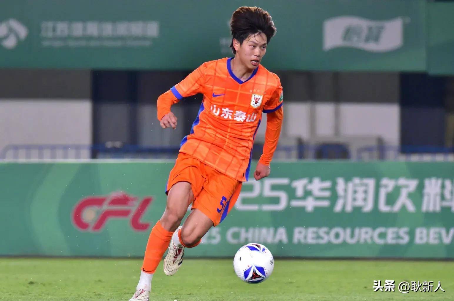 中国足球新生代球员崭露头角，为球队注入新鲜血液的简单介绍