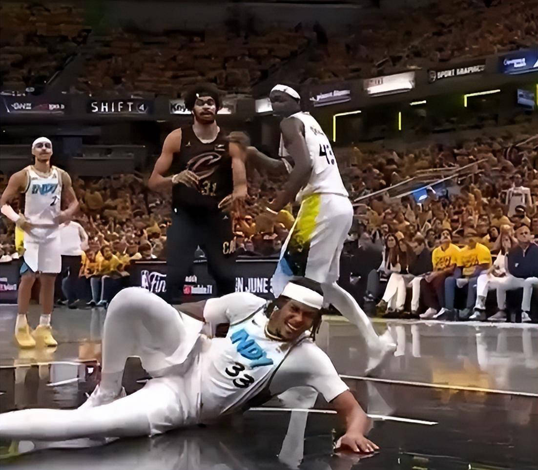 包含TL力克BRO,Knight打出惊人五杀宿敌对决淘汰赛,留下经典瞬间的词条 包含TL力克BRO,Knight打出惊人五杀宿敌对决淘汰赛,留下经典瞬间的词条