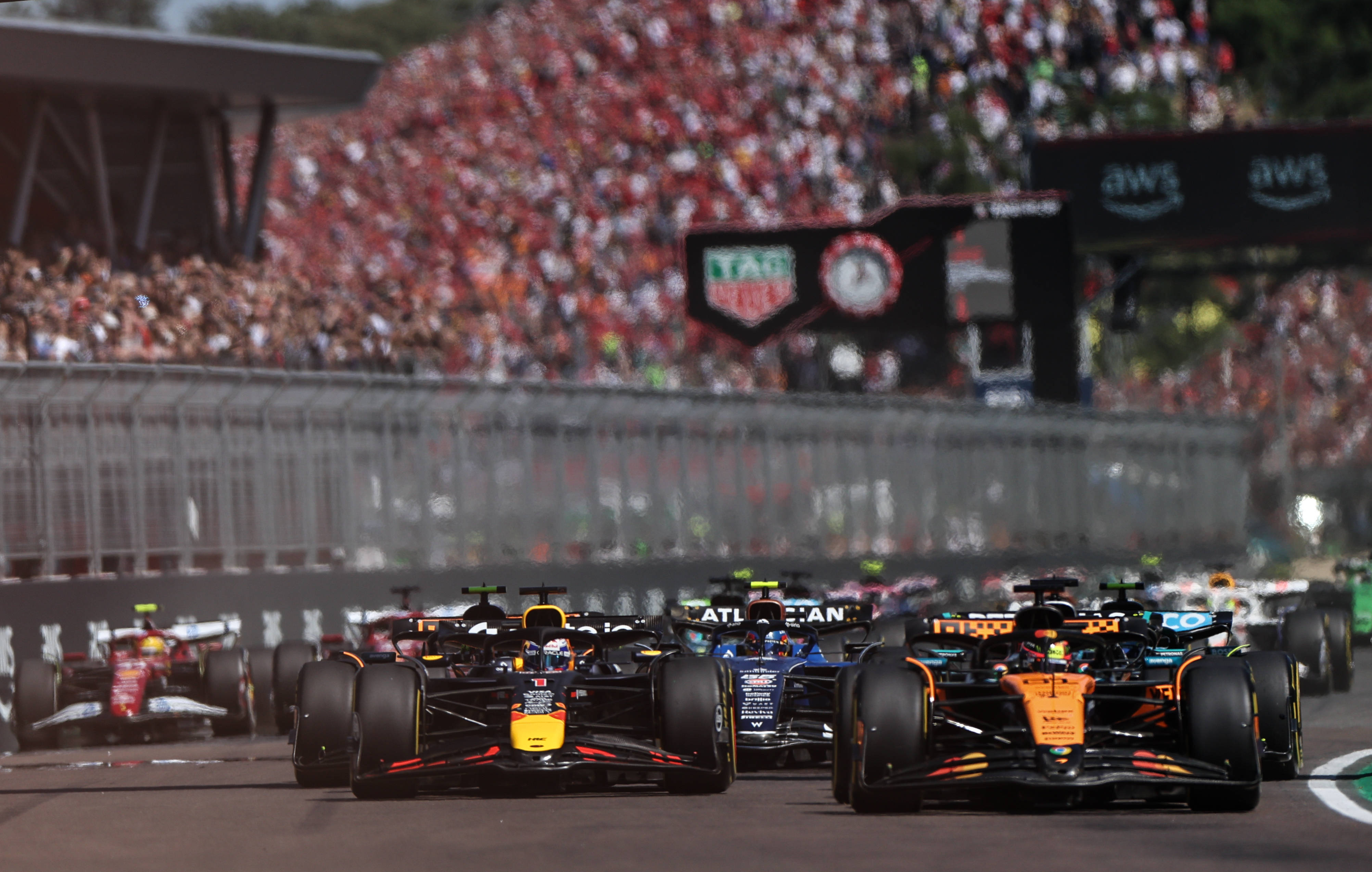 关于红牛二队鏖战哈斯车队，诺里斯带队取胜的信息